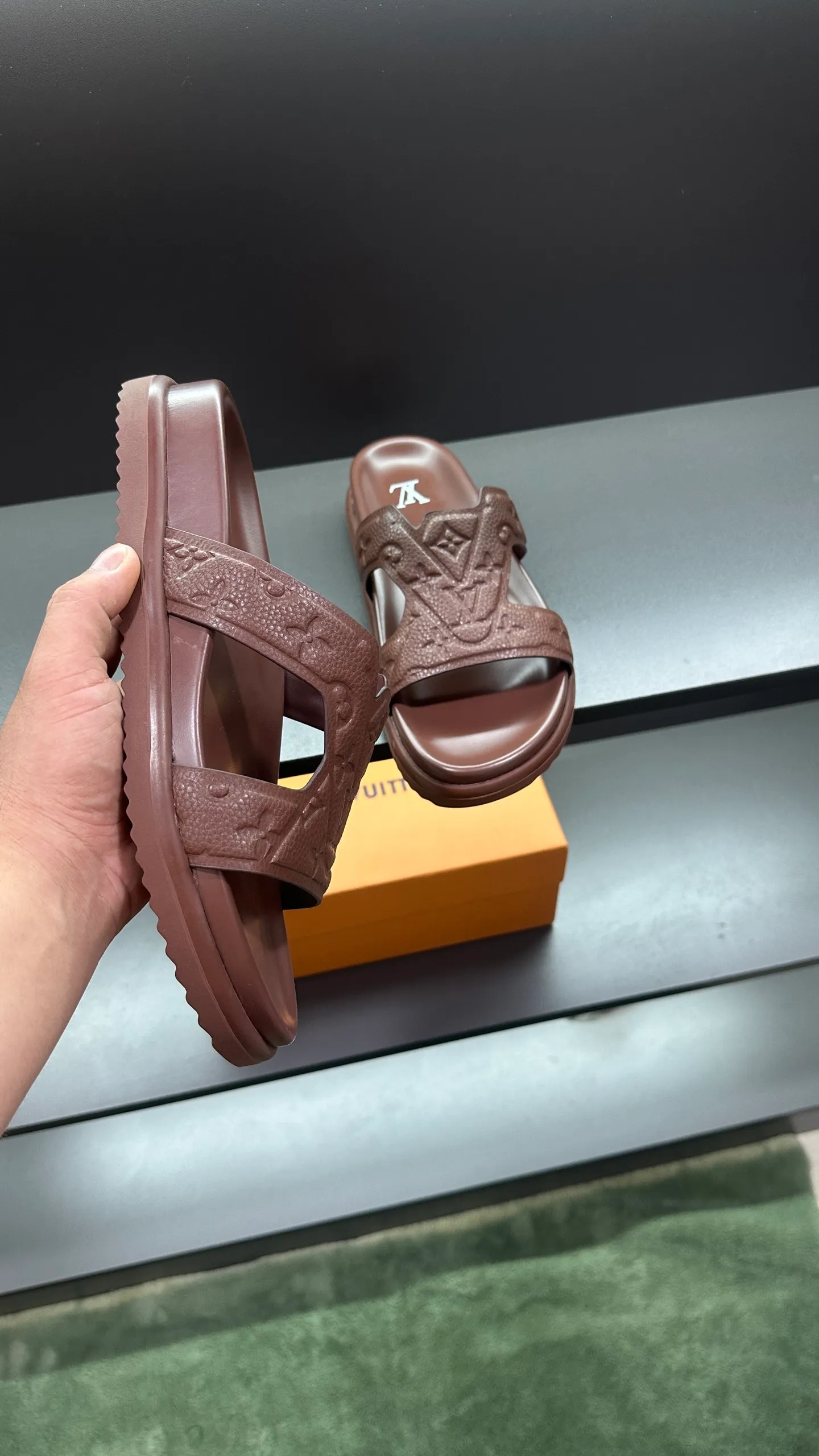 P320 🔍LV Men's Spring and Summer Slippers Counter Synchronization. The uppers are imported cowhide fabric from Italy, with logo graphics and high-quality craftsmanship. The soles are: original soles specially provided by the original factory. The exclusive movable molded soles are super comfortable. The original factory follows the order. 🔍🔍High quality. You can enter and leave the counter at will. Welcome to compare. Code number 38-45 No. 058